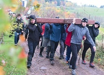 Podczas drogi nieśli na barkach krucyfiks.