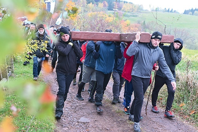 Podczas drogi nieśli na barkach krucyfiks.