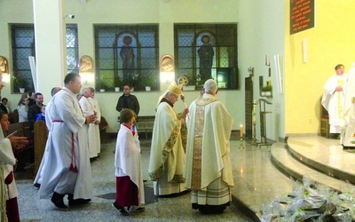 ▲	Uroczystościom przewodniczył  biskup świdnicki  Marek Mendyk.