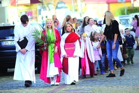 ▲	Uczniowie „katolika” przemaszerowali przez całe centrum tego górniczego miasteczka. 