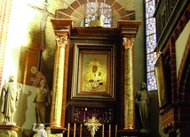 ▲	Ikona Matki Bożej Strażniczki Naszej Nadziei króluje w bocznym ołtarzu legnickiej katedry. 