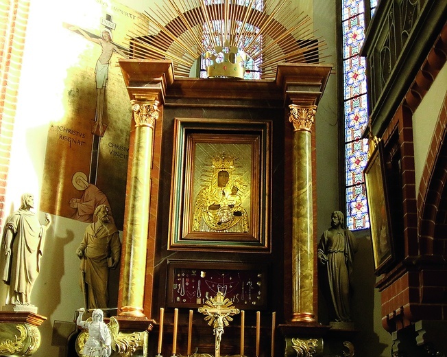 ▲	Ikona Matki Bożej Strażniczki Naszej Nadziei króluje w bocznym ołtarzu legnickiej katedry. 
