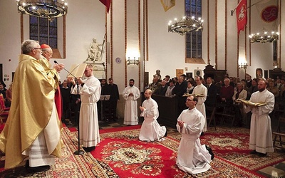 	W uroczystości w bazylice archikatedralnej św. Jana Chrzciciela wzięli udział znajomi ze wspólnot neokatechumenalnych i rodziny alumnów.