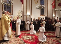 	W uroczystości w bazylice archikatedralnej św. Jana Chrzciciela wzięli udział znajomi ze wspólnot neokatechumenalnych i rodziny alumnów.