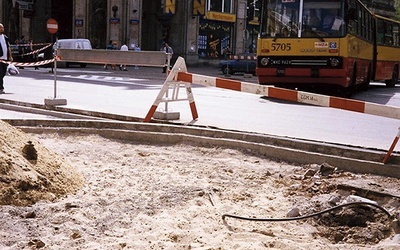 	Plażowanie  na remontowanym  pl. Konstytucji. Lato 1999 r.