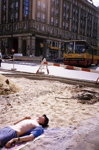 	Plażowanie  na remontowanym  pl. Konstytucji. Lato 1999 r.