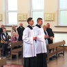 ▲	Dwaj alumni przyjęli strój duchowny.