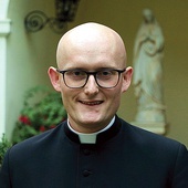 Ksiądz Piotr jest wikariuszem w parafii pw. NMP Matki Miłosierdzia w Oleśnicy.