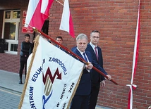 ▲	Wacław Piędel prezentuje nowy sztandar szkoły.
