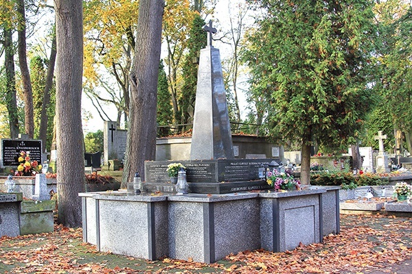 Grobowiec na cmentarzu katolickim, w którym spoczywa ks. Lech – więzień Dachau i wieloletni dyrektor płockiego Muzeum Diecezjalnego.