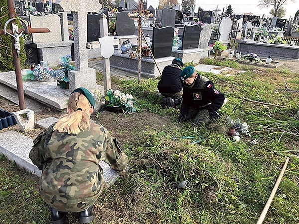 ▲	Młodzież z jednostki od trzech lat pielęgnuje najbardziej zaniedbane groby w Uniecku. 