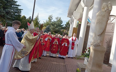 ▲	Przed frontonem świątyni abp Wacław Depo pobłogosławił pamiątkową figurę.