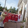 ▲	Przed frontonem świątyni abp Wacław Depo pobłogosławił pamiątkową figurę.