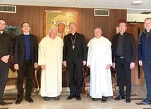 ▲	W Narodowym Sanktuarium MB Częstochowskiej (od prawej): o. Michał Czyżewski, ks. Ireneusz Pierzchała, o. Jan Kolmaga,  bp Piotr Turzyński, o. Jan Michalak, ks. Paweł Gogacz i ks. Michał Ulaski.
