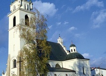 ▼	Kościół w Klwowie, zbudowany w latach 1924–1931, staraniem wiernych i ks. Wincentego Wróbla. Wcześniejsza świątynia z 1491 roku spłonęła podczas I wojny światowej. 