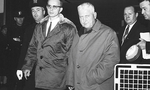 Ojciec Walter Ciszek wrócił  do USA po wymianie  na dwóch sowieckich szpiegów.