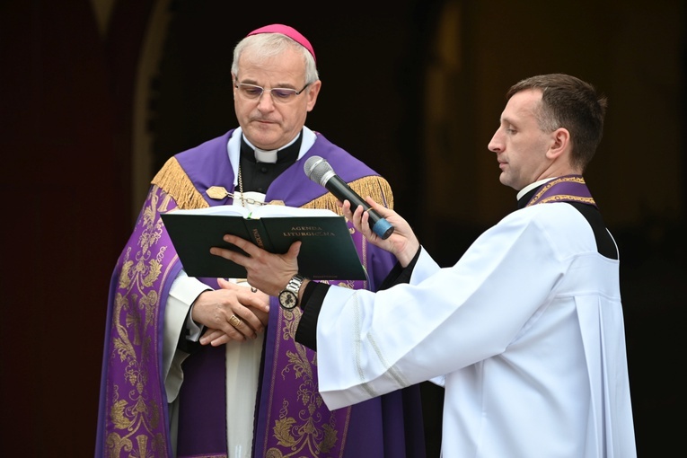 Świdnica. Modlitwa za zmarłych z bp. Markiem Mendykiem