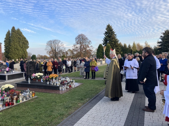 Bp Ignacy Dec odwiedził rodzinne groby