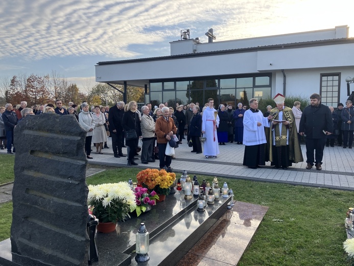 Bp Ignacy Dec odwiedził rodzinne groby