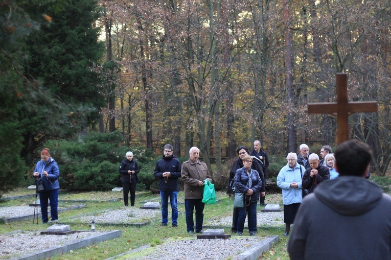 Różaniec na cmentarzu wojennym żołnierzy radzieckich