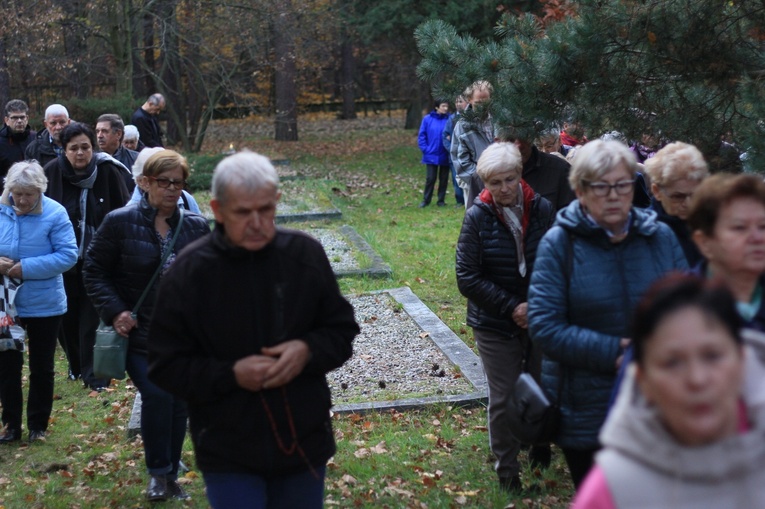 Różaniec na cmentarzu wojennym żołnierzy radzieckich