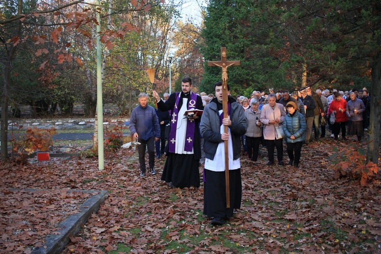 Różaniec na cmentarzu wojennym żołnierzy radzieckich