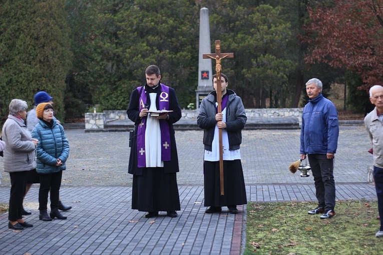 Różaniec na cmentarzu wojennym żołnierzy radzieckich