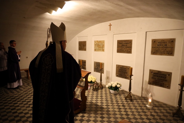 Modlitwa za zmarłych biskupów i kapłanów