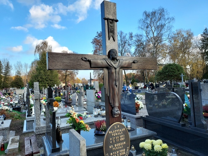 Cmentarze w Skierniewicach, Makowie, Sochaczewie