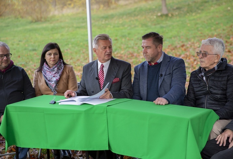 Podpisanie umowy na remont wieży