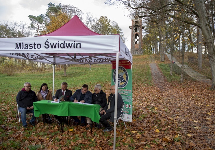 Podpisanie umowy na remont wieży