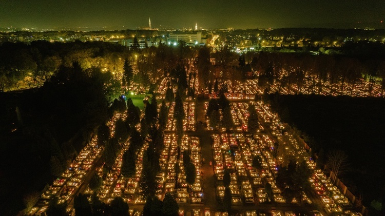 Cmentarze rozbłysły milionami zniczy [FOTO]