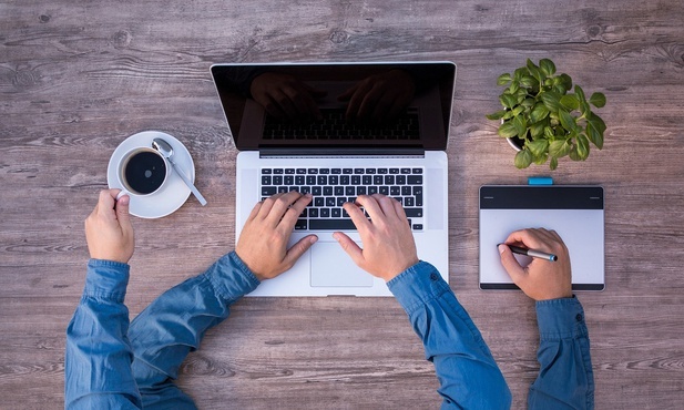 Młodzi w pracy i… „multitasking”