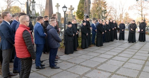 Modlitwa wspólnoty WSD w Radomiu za zmarłych duchownych