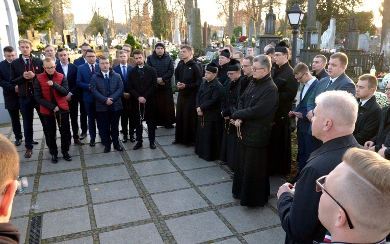 Seminaryjna modlitwa przy grobie radomskich biskupów.