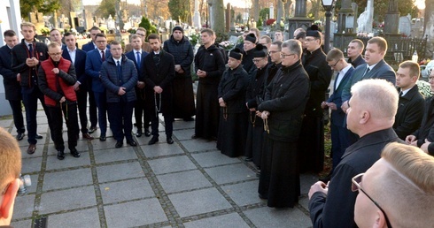 Seminaryjna modlitwa przy grobie radomskich biskupów.