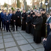 Seminaryjna modlitwa przy grobie radomskich biskupów.