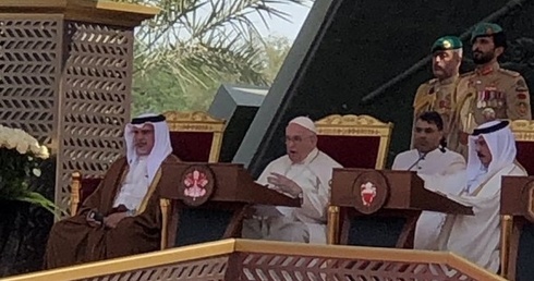 Papież w Bahrajnie: Jesteśmy świadkami infantylnego scenariusza na świecie, w którym igra się z ogniem i bronią