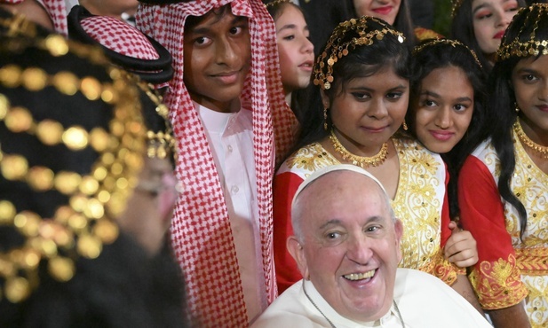 Trzeci dzień podróży apostolskiej papieża Franciszka do Bahrajnu. Trzeba "przerwać łańcuch zła, złamać spiralę przemocy"