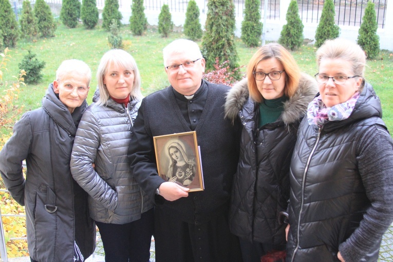 - Różaniec prowadzi nas do świadectwa i apostolstwa – mówią (od lewej) panie Urszula, Katarzyna, ks. kan. Stanisław, Justyna i Anna.