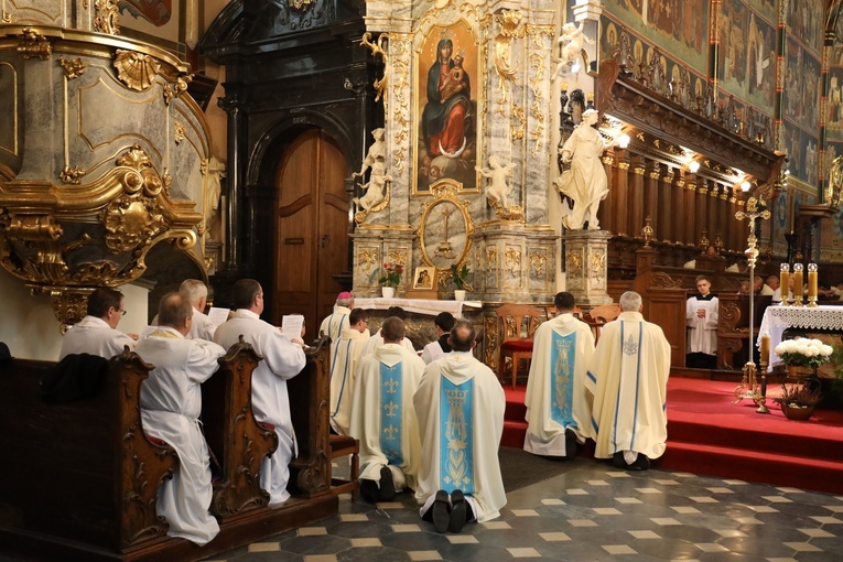 Akt zawierzenia w imieniu kapłanów odczytał ks. Konrad Fedorowski.