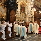 Akt zawierzenia w imieniu kapłanów odczytał ks. Konrad Fedorowski.