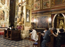 W katedrze wierni modlą się przed wizerunkiem Matki Bożej Brzemiennej.