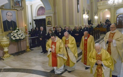 Portret sługi Bożego nad chrzcielnicą, przy której został włączony do Kościoła.