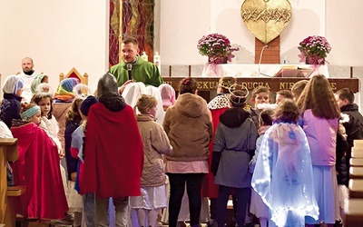 	Spotkanie rozpoczęło się od Eucharystii.