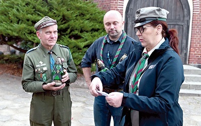 ▲	Po Mszy św. rozeszli się po świdnickich cmentarzach, zapalając znicze na grobach swoich poprzedników.