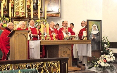 	Podczas Eucharystii poświęcono obraz wyniesionej na ołtarze rodaczki.