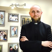 	Jest alumnem w Wyższym Międzydiecezjalnym Seminarium Duchownym w Opolu.