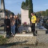 ▲	Historię lokalnych postaci poznawali na cmentarzu uczniowie LO w Puszczy Mariańskiej.