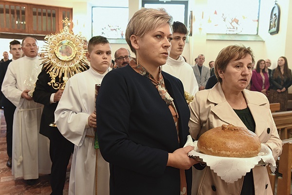 ▲	Parafianie niosą dary także dla misji.